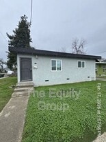 220 W Cypress Ave in Visalia, CA - Building Photo