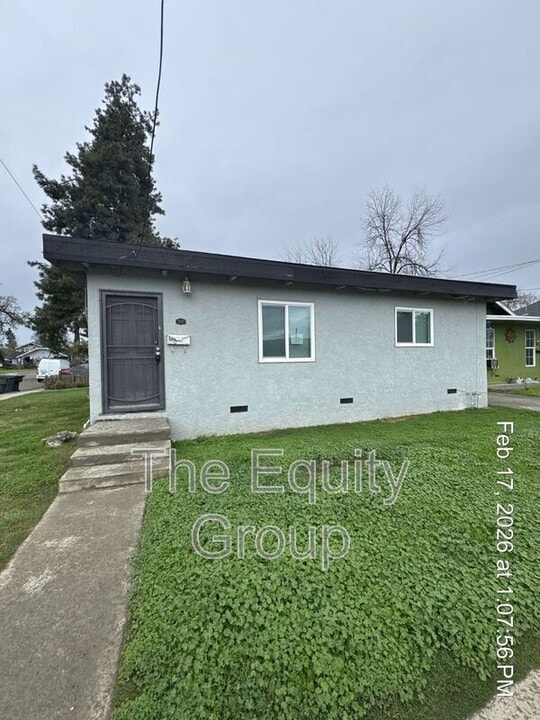 220 W Cypress Ave in Visalia, CA - Building Photo
