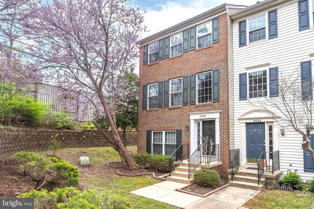 6026 Anne Marie Terrace in Centreville, VA - Building Photo