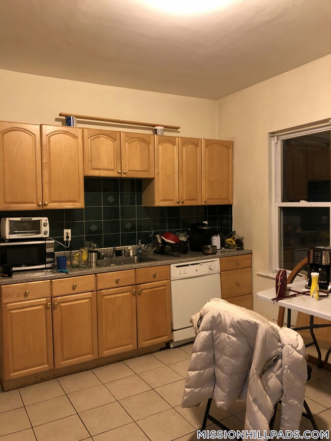 34 Darling St, Unit 2 in Roxbury Crossing, MA - Foto de edificio - Building Photo