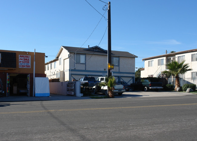 123 W Olive Dr in San Ysidro, CA - Foto de edificio - Building Photo