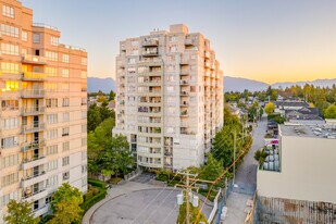 Regent Court at Wellington Mews in Vancouver, BC - Building Photo