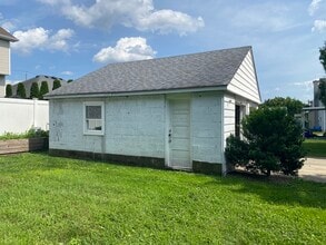 137 S 9th Ave, Unit Garage Unit in Manville, NJ - Foto de edificio - Building Photo