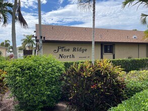 806 Sky Pine Way in Greenacres, FL - Foto de edificio - Building Photo