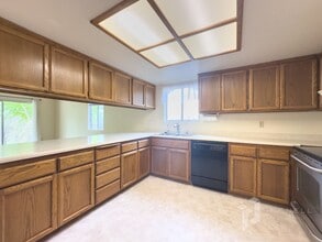 2911 Starlight Blvd in Redding, CA - Building Photo - Building Photo