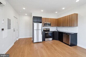 4145 W Girard Ave in Philadelphia, PA - Foto de edificio - Building Photo