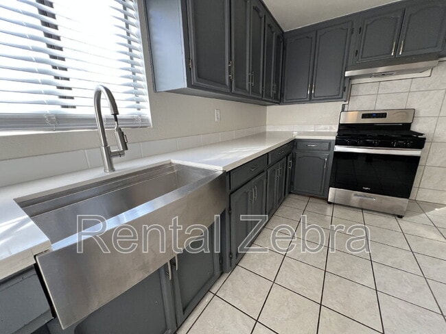 552-556 W Main St in Turlock, CA - Building Photo - Building Photo