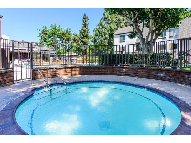 1379 Caminito Gabaldon, Unit E in San Diego, CA - Building Photo - Building Photo