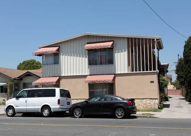 3037 E 4th St in Long Beach, CA - Building Photo - Building Photo