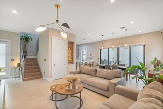 8249 NW 46th St in Doral, FL - Foto de edificio - Building Photo