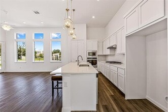 214 Woodson St in Irving, TX - Foto de edificio - Building Photo
