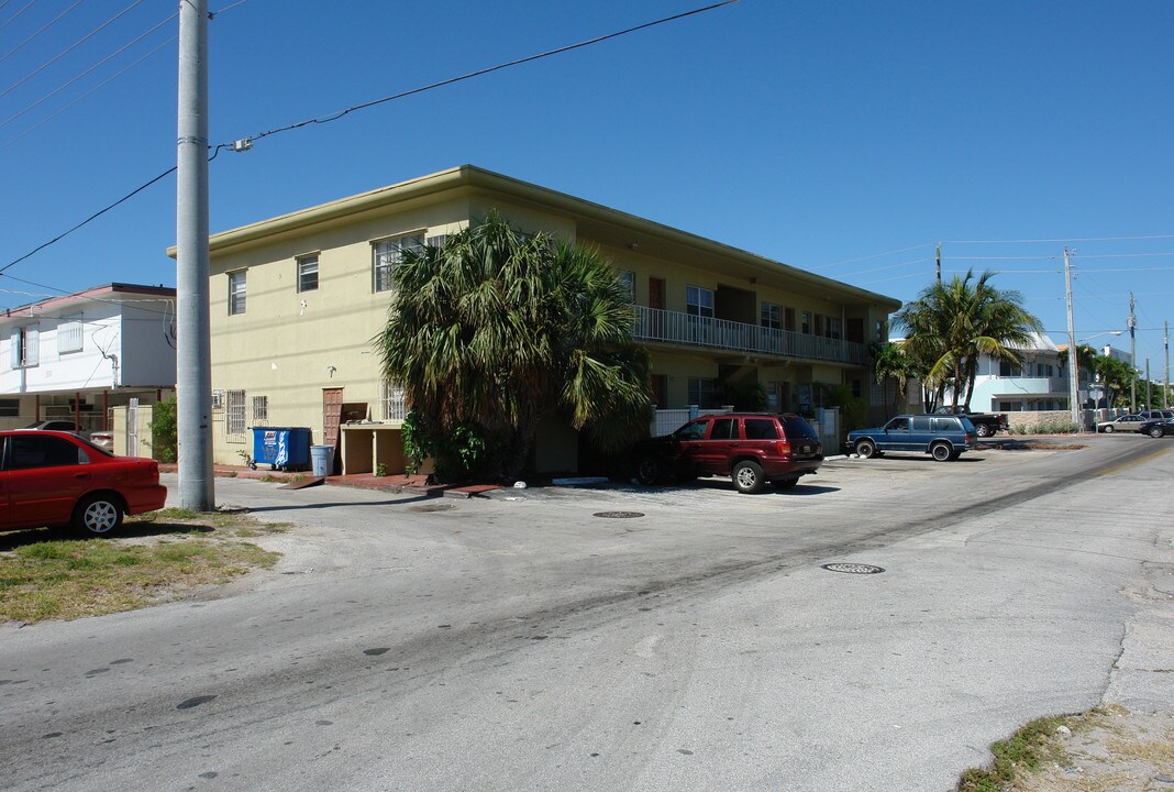 Ocean Deck Motel Apartment in Miami Beach, FL - Building Photo