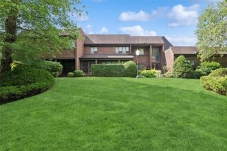 70 Pheasant Run in Roslyn, NY - Building Photo - Building Photo