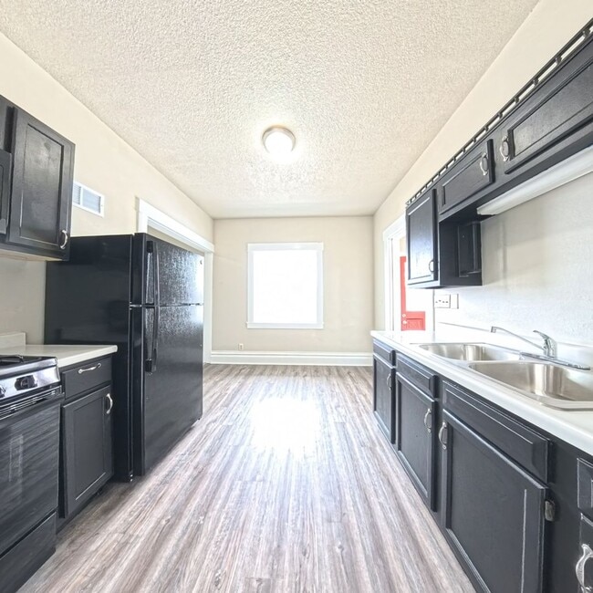 806 S Roche St in Knoxville, IA - Building Photo - Building Photo