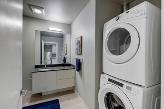 Augusta Apartments in Seattle, WA - Building Photo - Building Photo