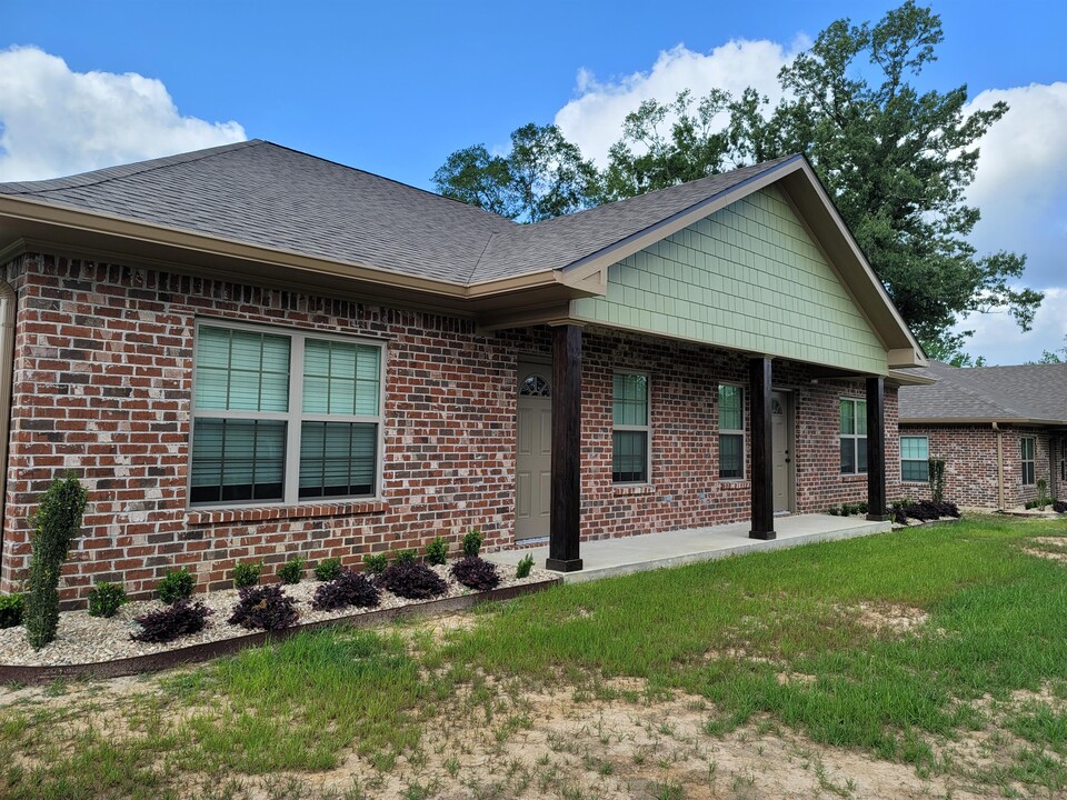 145 Canterbury St in Dequincy, LA - Building Photo