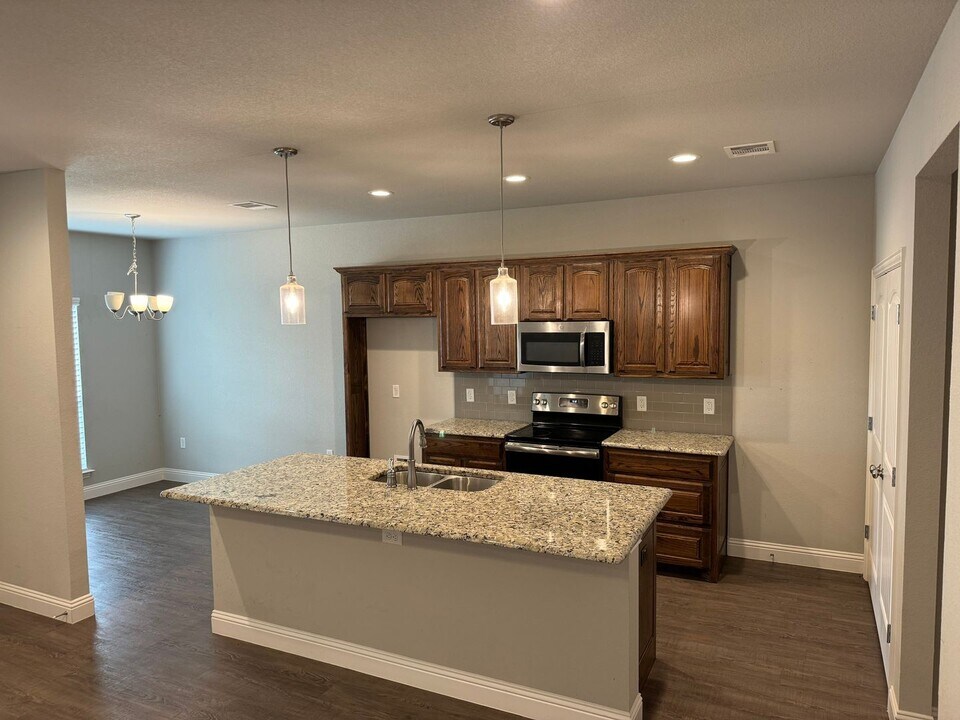 1097 Grindstone Rd in Weatherford, TX - Building Photo