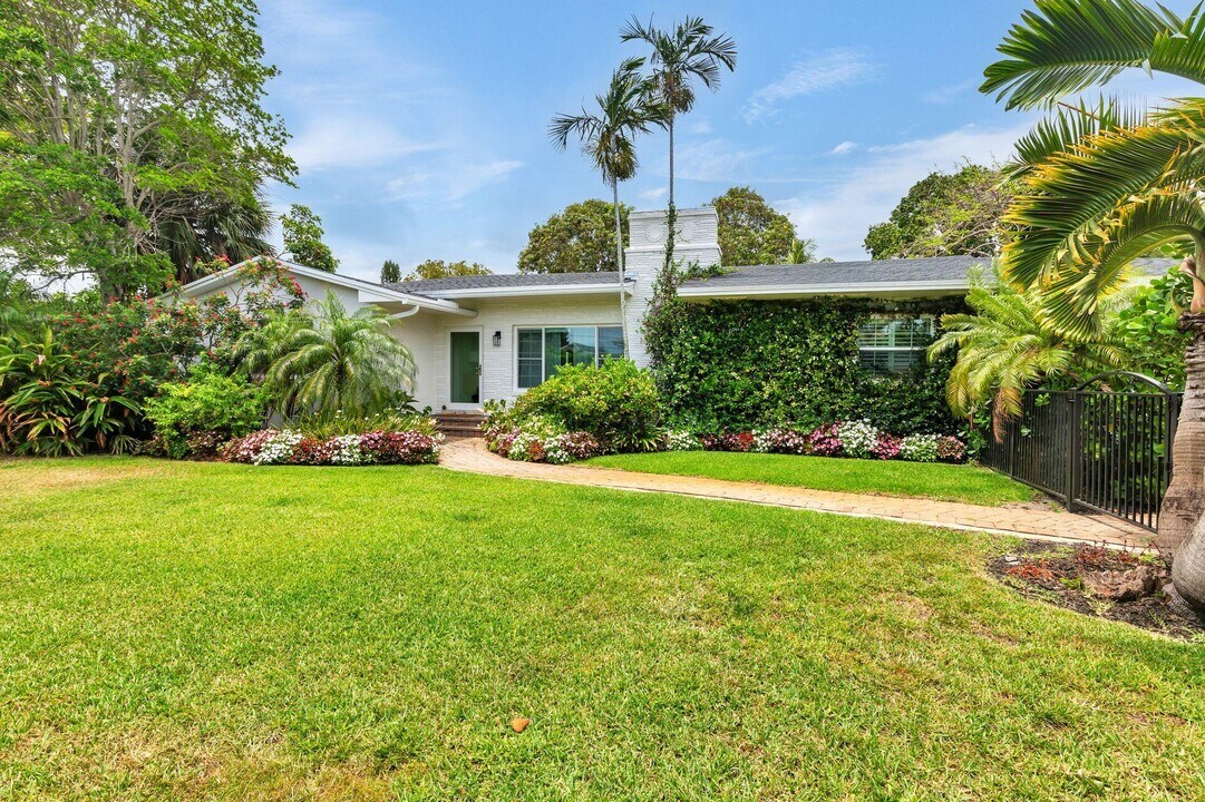 7311 W Lake Dr in West Palm Beach, FL - Building Photo