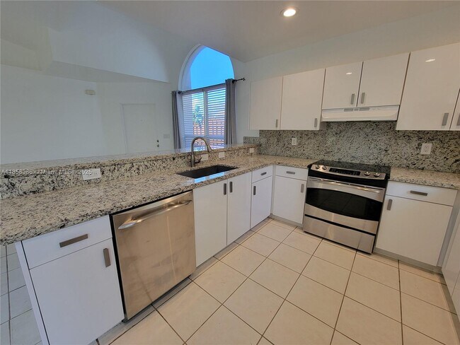 35 SW 7th St in Hallandale Beach, FL - Building Photo - Building Photo