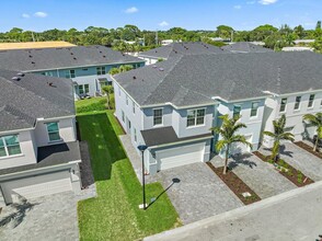 1839 SE Roxy Way in Stuart, FL - Foto de edificio - Building Photo