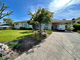 849 W Luellen Dr in Roseburg, OR - Building Photo