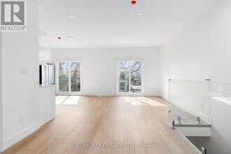 21 Farnham Ave in Toronto, ON - Building Photo - Building Photo