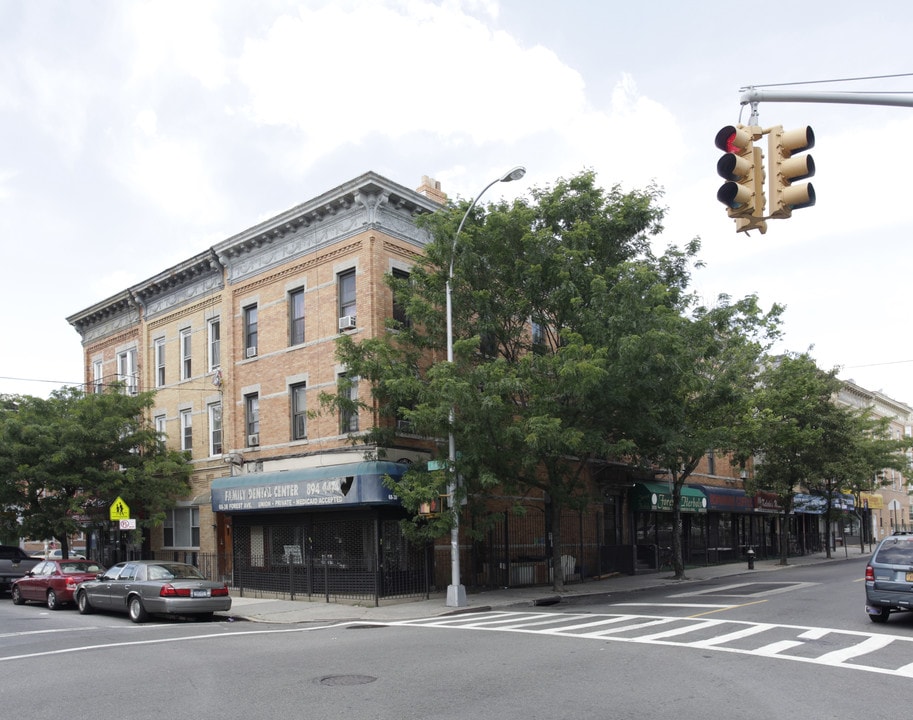 68-38 Forest Ave in Ridgewood, NY - Foto de edificio