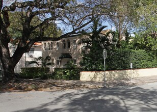 Vera Gardens in Coral Gables, FL - Foto de edificio - Building Photo