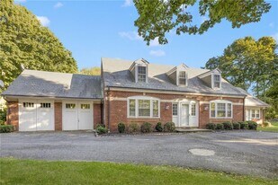 8 Brenton Rd in Newport, RI - Building Photo