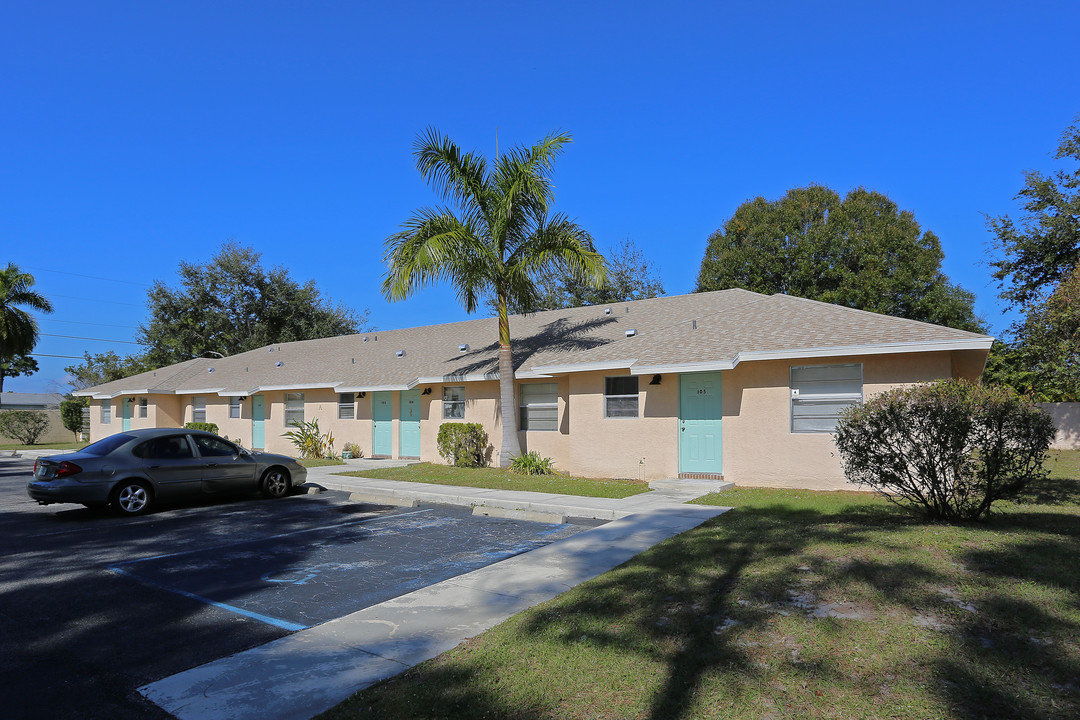 Surfside Villas in Stuart, FL - Building Photo