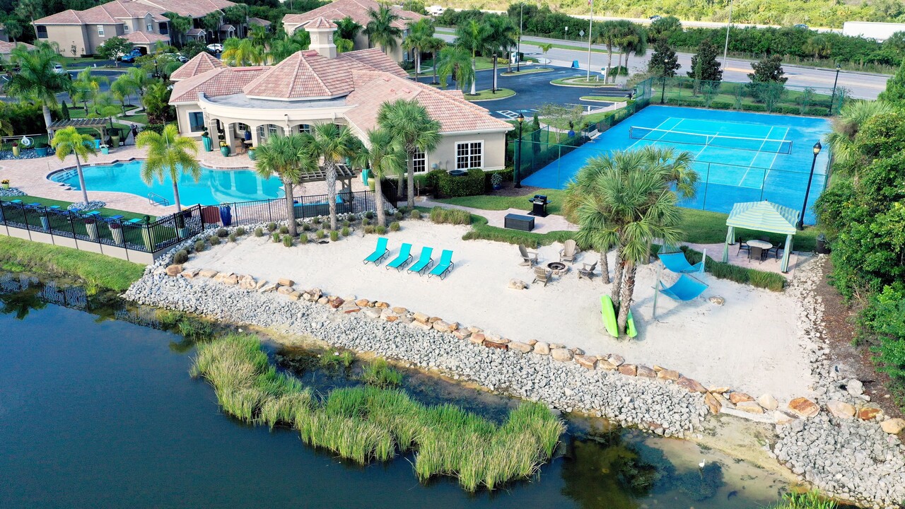 Lakes of Tuscana in Port Charlotte, FL - Foto de edificio