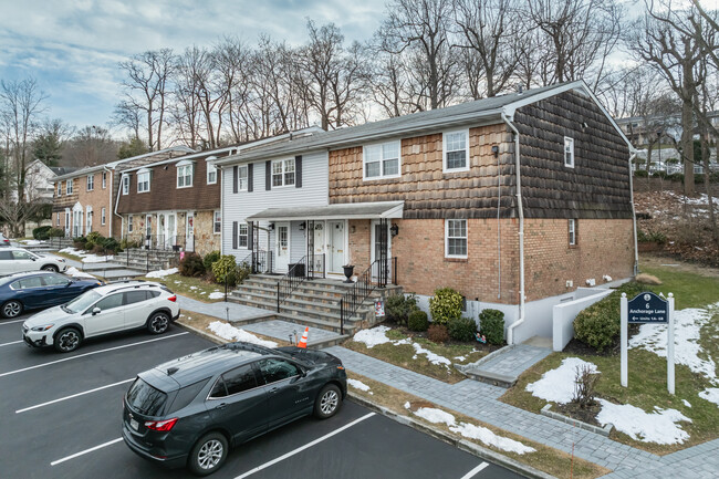 Top of the Harbour at Oyster Bay in Oyster Bay, NY - Building Photo - Building Photo