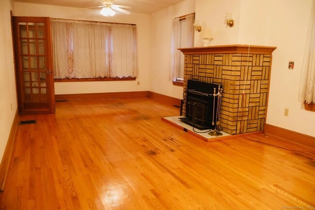 property at 1129 N Colony Rd