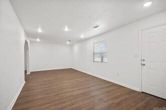 305 E Valentine Rd in Jacksonville, AR - Building Photo - Building Photo