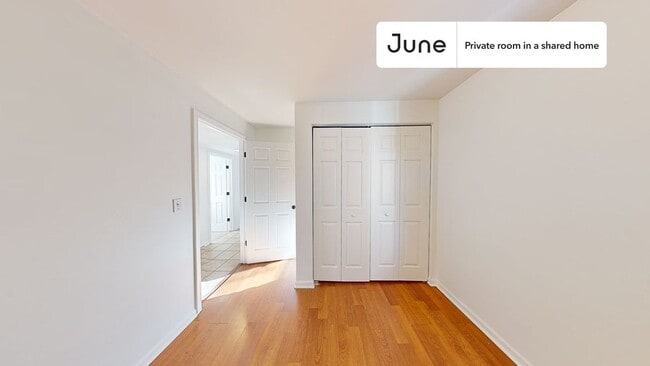 Private bedroom in 3 bed/1 bath Home in Chicago, IL - Building Photo - Building Photo
