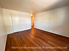 765 W Pine Ave in Meridian, ID - Foto de edificio - Building Photo