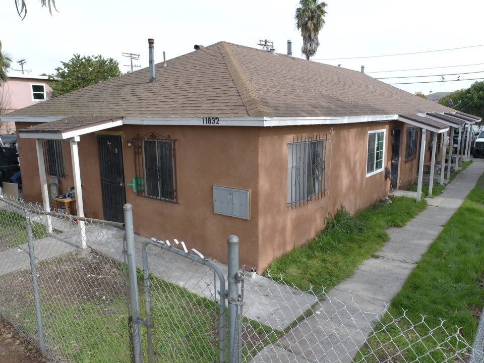 11832 S Main St in Los Angeles, CA - Building Photo