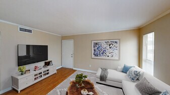 Venetian Apartamentos Houston in Houston, TX - Building Photo