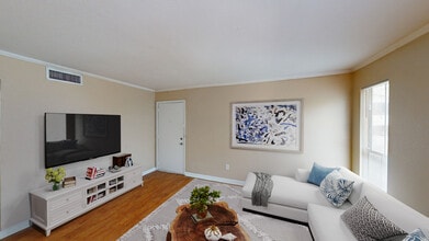 Venetian Apartamentos Houston in Houston, TX - Building Photo - Building Photo