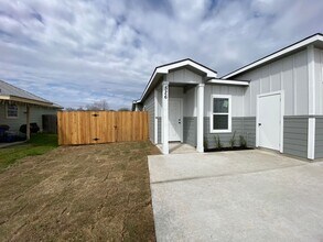 528 E Baxter St in Seguin, TX - Building Photo - Building Photo