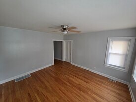 4439 N Mango Ave, Unit 1st floor in Chicago, IL - Building Photo