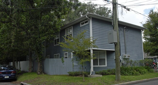 120 NW 8th St in Gainesville, FL - Foto de edificio - Building Photo