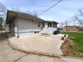 323 Sunset Rd in Waterloo, IA - Foto de edificio - Building Photo