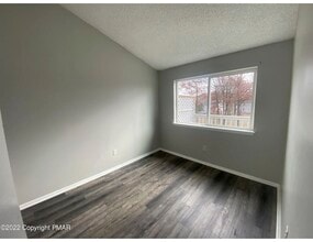 136 View Ct in Mt Pocono, PA - Foto de edificio - Building Photo