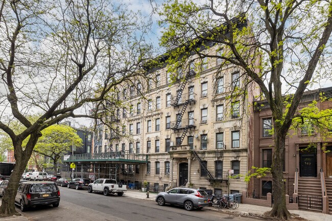 163 Vernon Ave in Brooklyn, NY - Foto de edificio - Building Photo