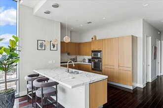 2727 Kirby Dr in Houston, TX - Building Photo - Building Photo