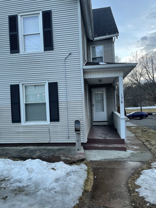 176 Charter Oak St in Manchester, CT - Building Photo