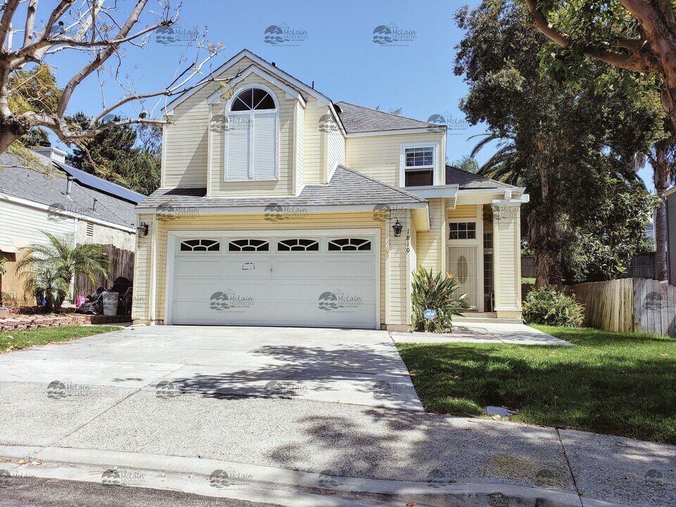 1810 Via Cuarto in Oceanside, CA - Building Photo