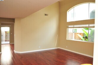 275 Woodruff Way in Milpitas, CA - Building Photo - Building Photo