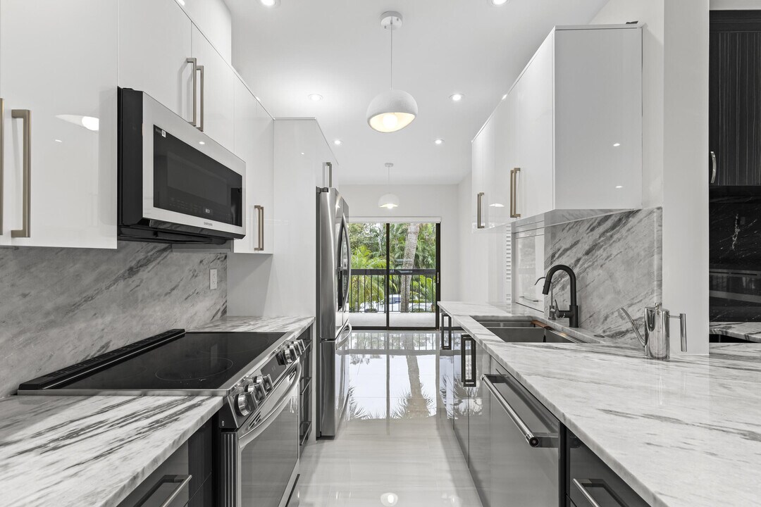 11311 Pond View Dr in Wellington, FL - Building Photo